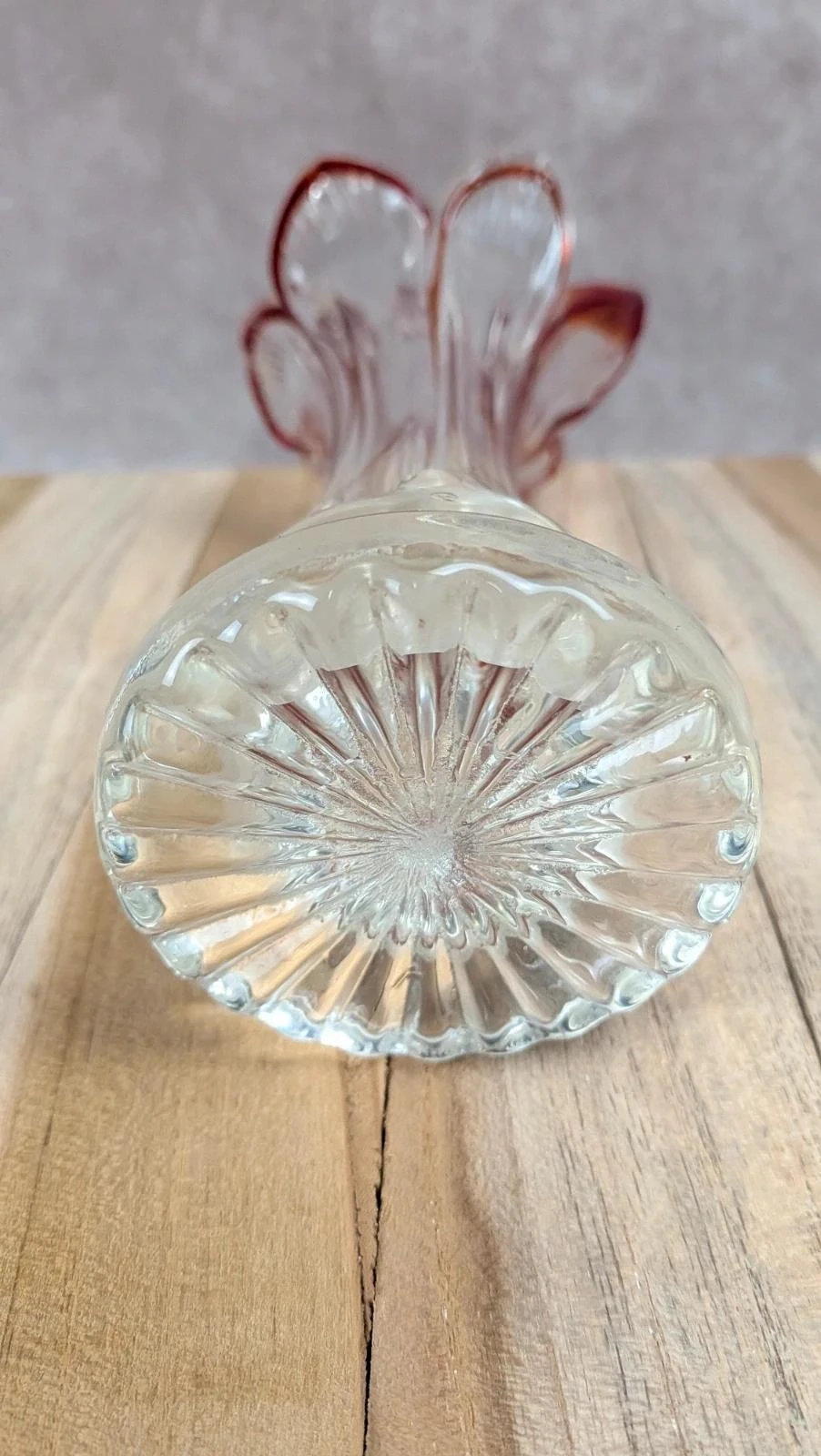 Jarrón de vidrio vintage en forma de flor con borde rojo rubí – photo 4